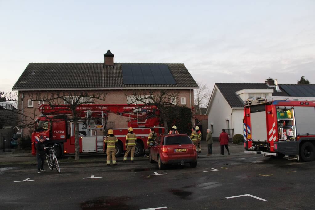 Brandweer veegt schoorsteen na schoorsteenbrand