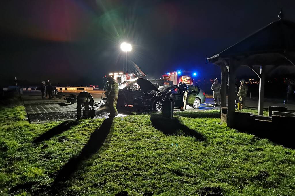 Twee voertuigen uitgebrand door kortsluiting