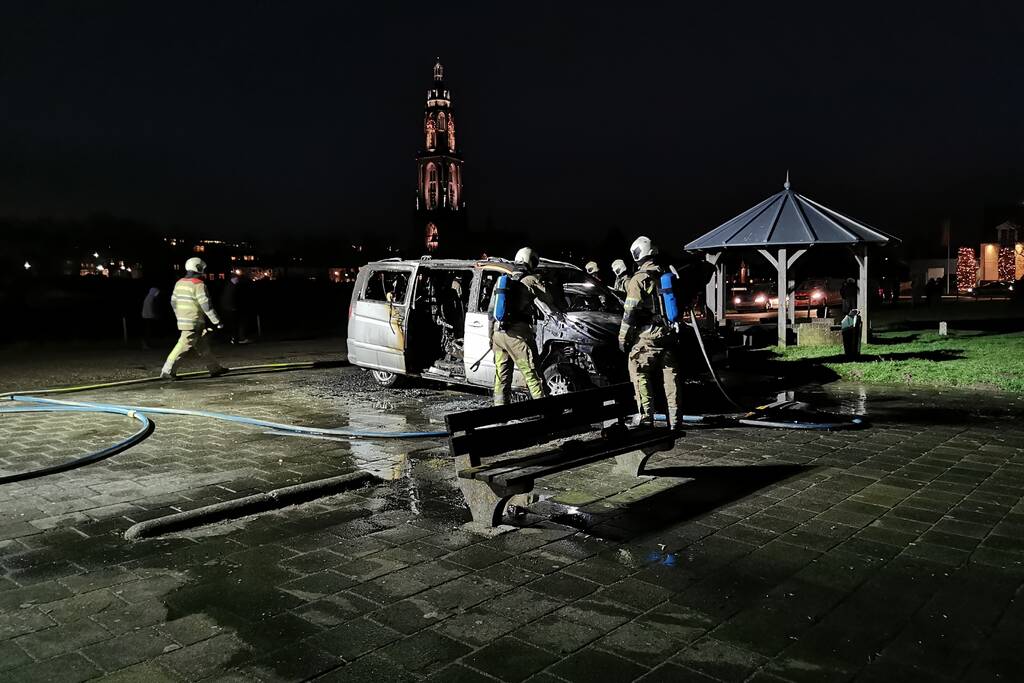 Twee voertuigen uitgebrand door kortsluiting