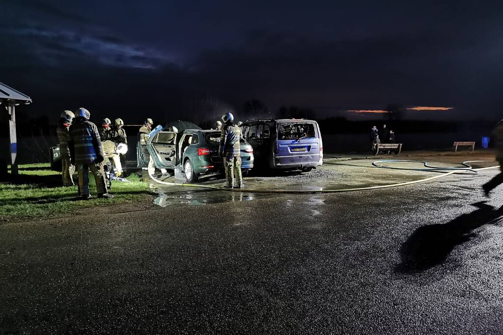 Twee voertuigen uitgebrand door kortsluiting