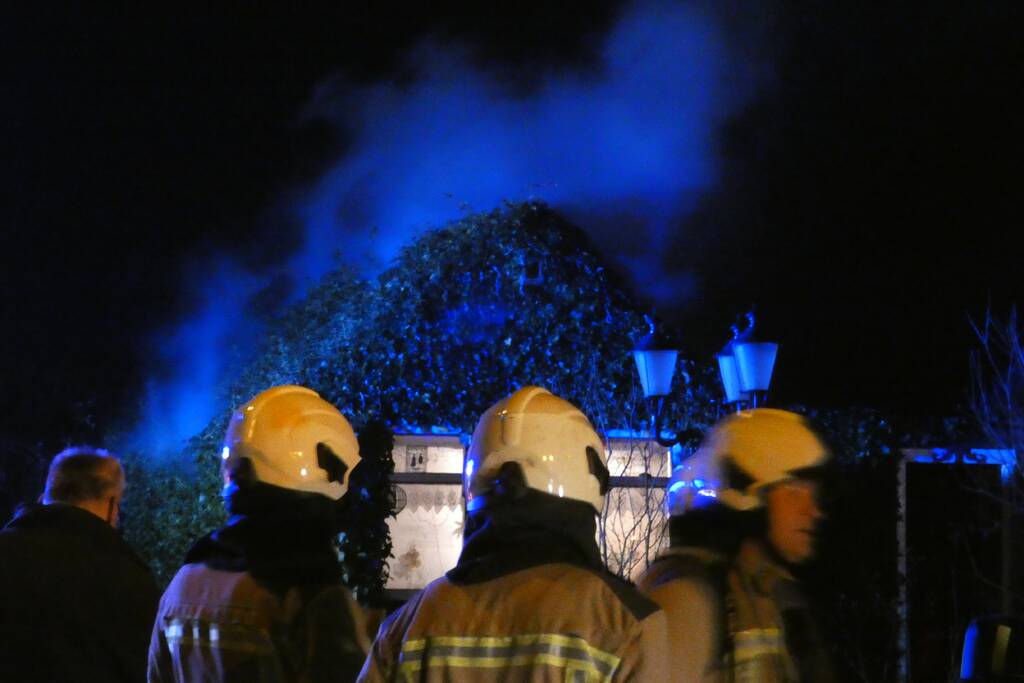 Brandweer blust brand op hooizolder