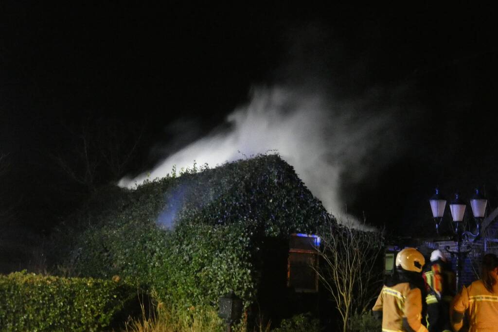 Brandweer blust brand op hooizolder