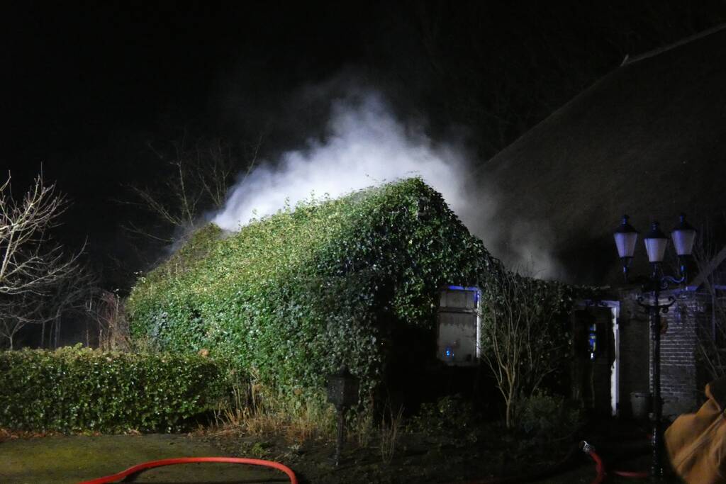 Brandweer blust brand op hooizolder
