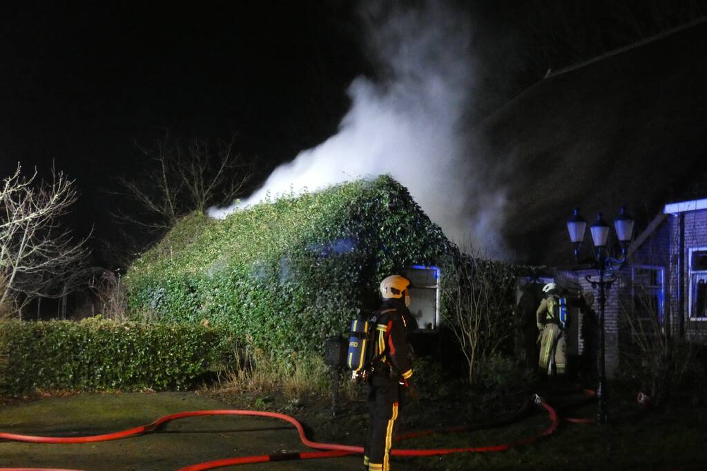 Brandweer blust brand op hooizolder