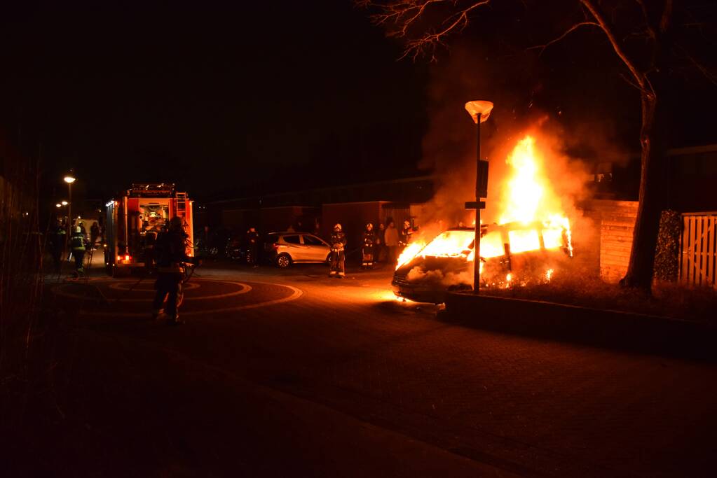 Bestelbus volledig verwoest door brand