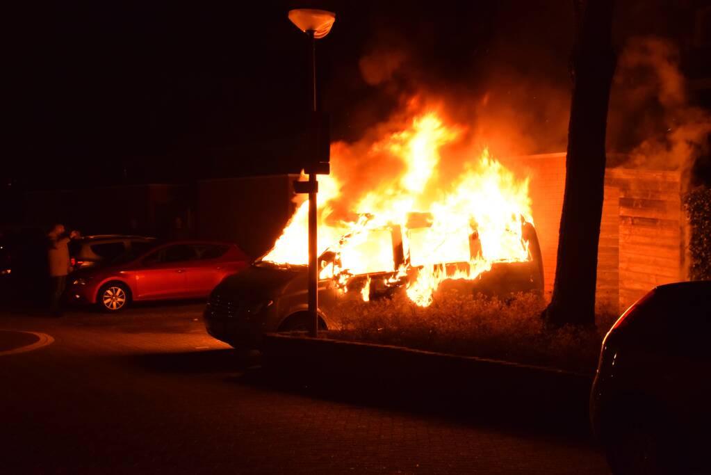 Bestelbus volledig verwoest door brand
