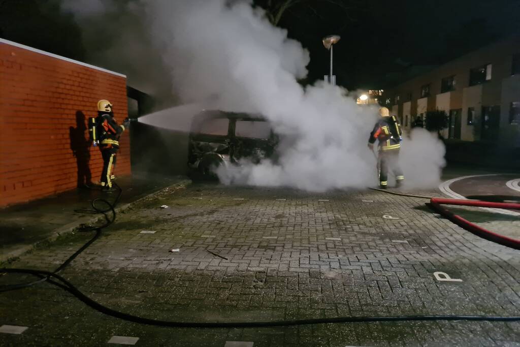 Bestelbus volledig verwoest door brand