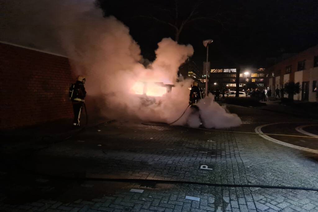 Bestelbus volledig verwoest door brand
