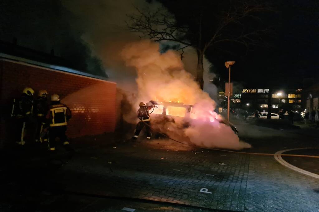 Bestelbus volledig verwoest door brand
