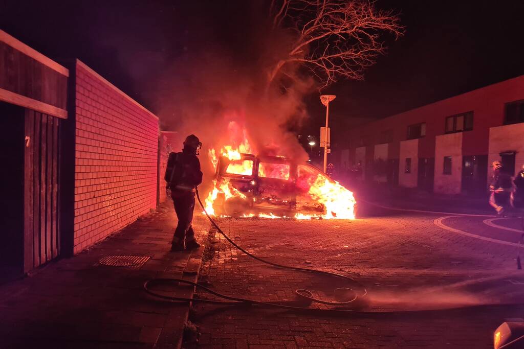 Bestelbus volledig verwoest door brand