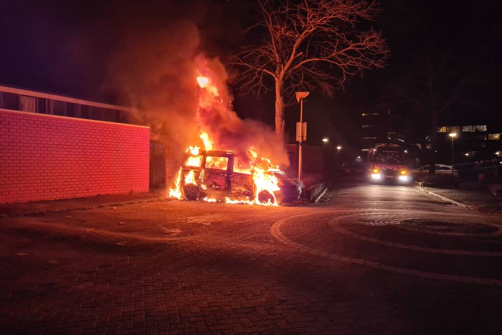 Bestelbus volledig verwoest door brand