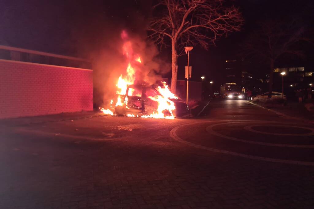 Bestelbus volledig verwoest door brand