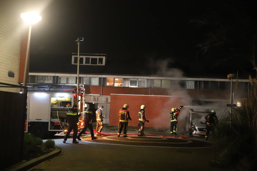 Bestelbus volledig verwoest door brand