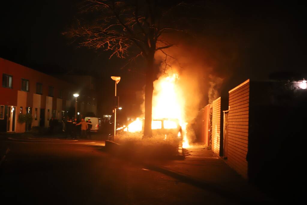 Bestelbus volledig verwoest door brand