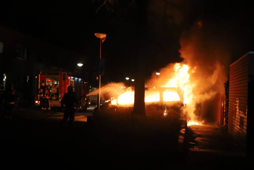 Bestelbus volledig verwoest door brand