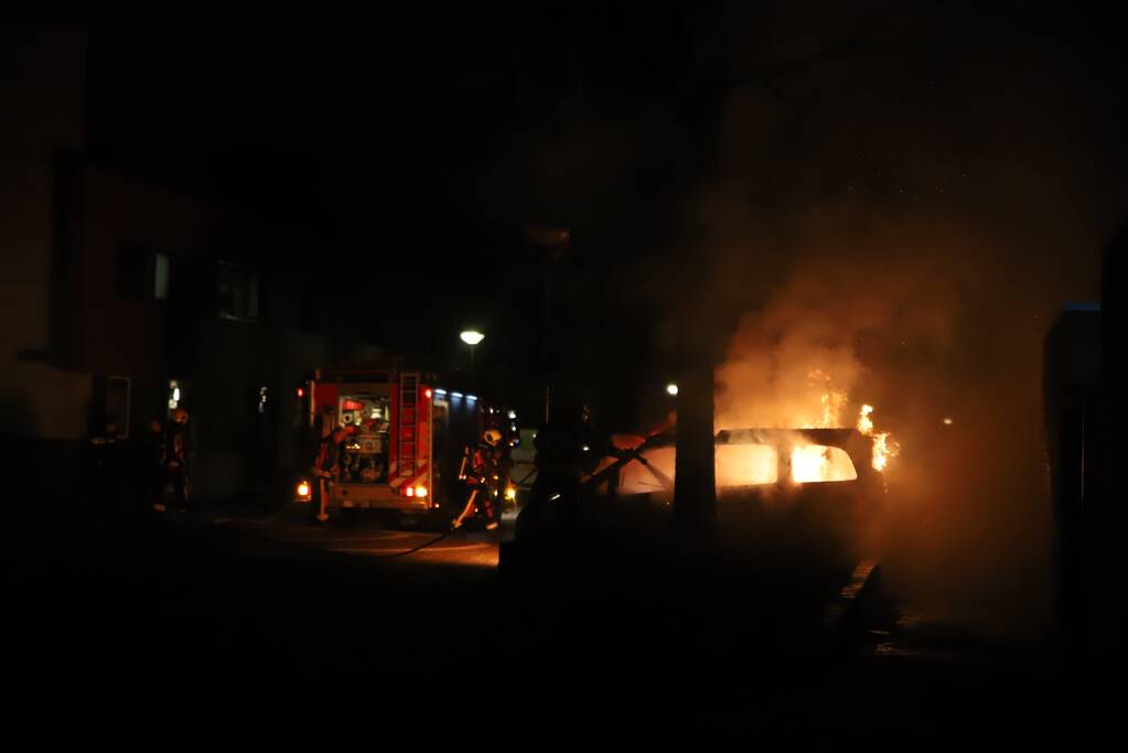 Bestelbus volledig verwoest door brand