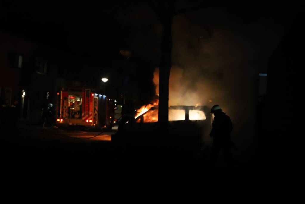 Bestelbus volledig verwoest door brand