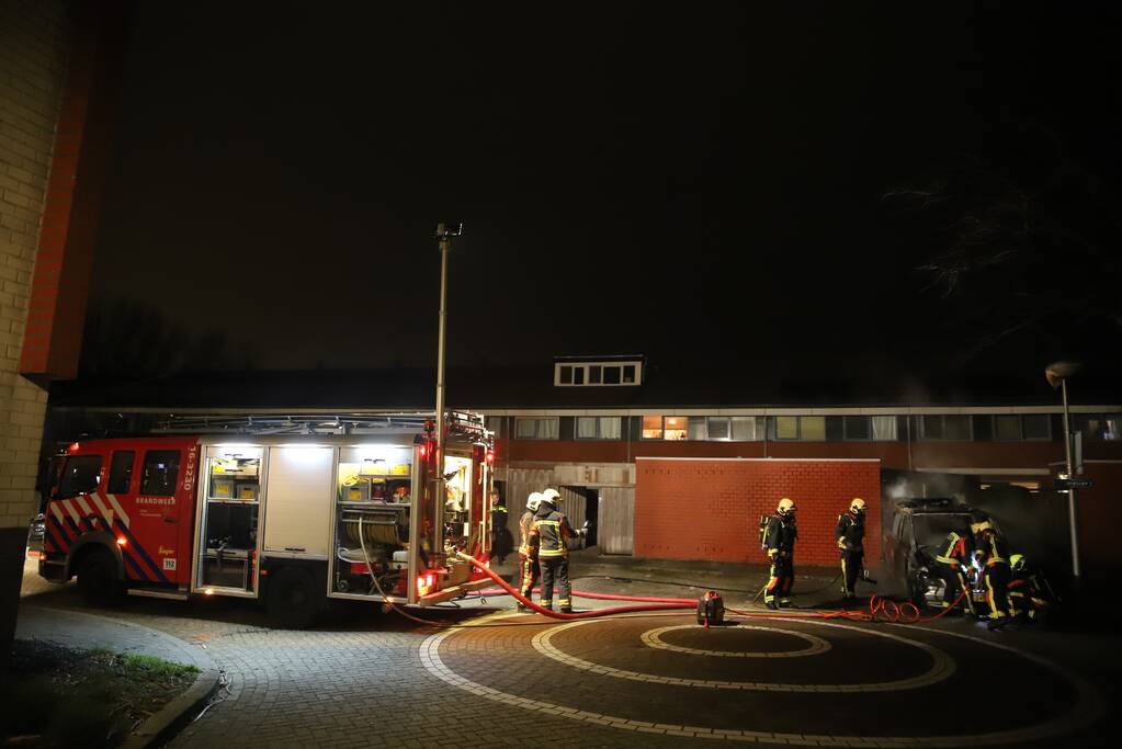 Bestelbus volledig verwoest door brand