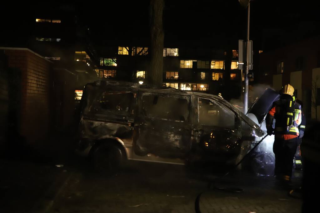 Bestelbus volledig verwoest door brand