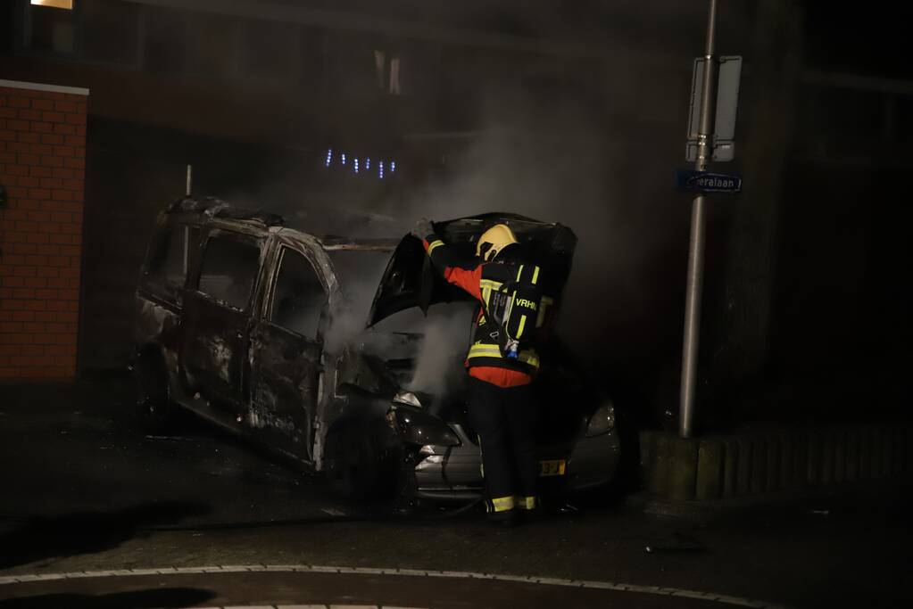 Bestelbus volledig verwoest door brand