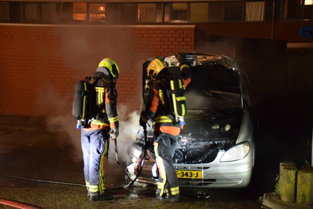 Bestelbus volledig verwoest door brand