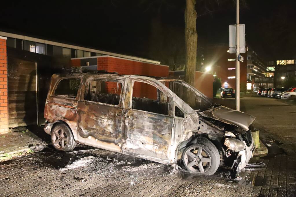 Bestelbus volledig verwoest door brand