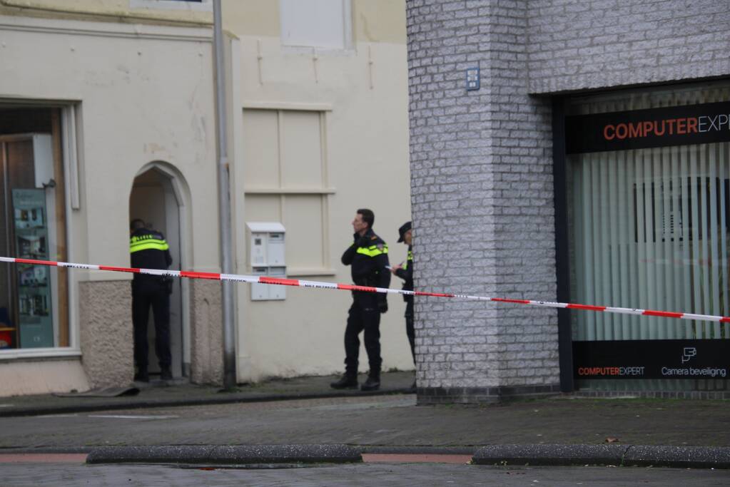 Straat afgezet en grote politie-inzet voor verward persoon