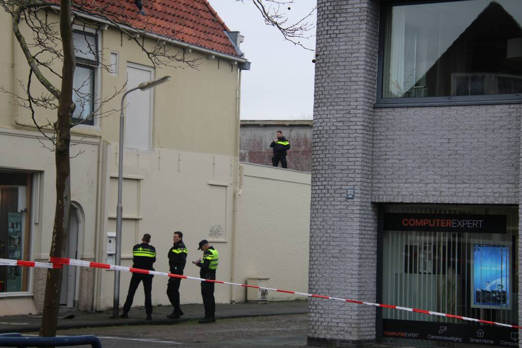 Straat afgezet en grote politie-inzet voor verward persoon