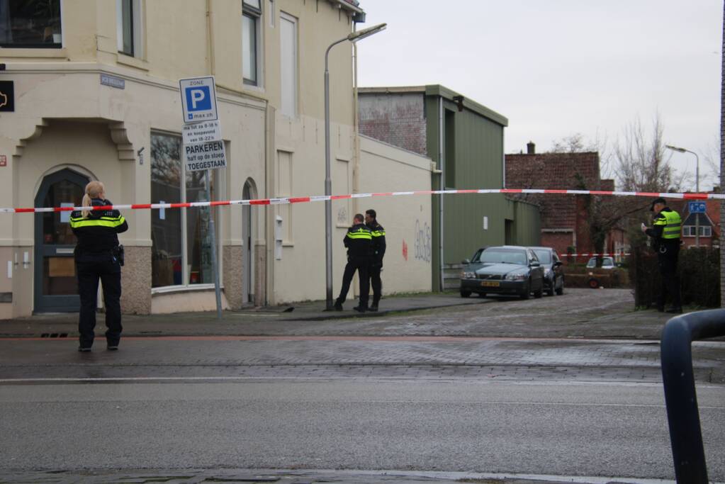 Straat afgezet en grote politie-inzet voor verward persoon