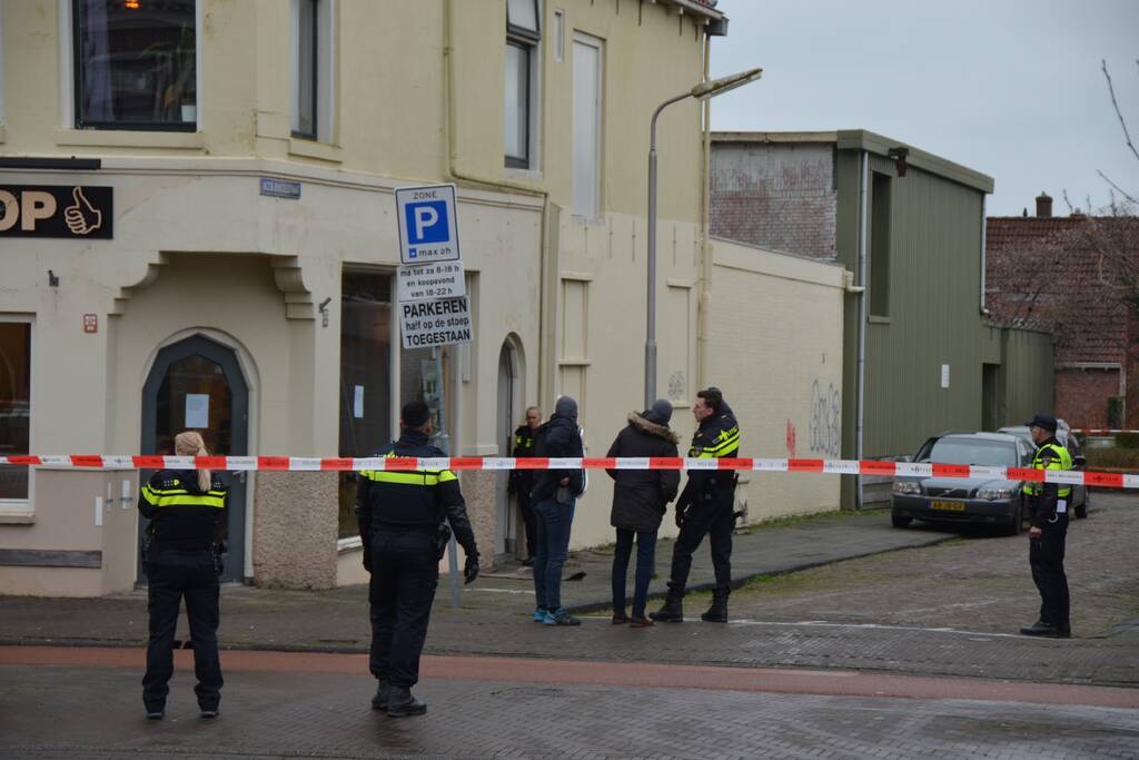Straat afgezet en grote politie-inzet voor verward persoon