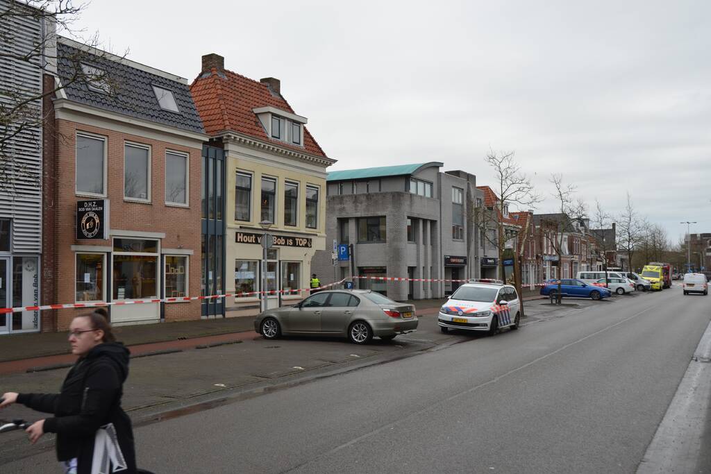 Straat afgezet en grote politie-inzet voor verward persoon