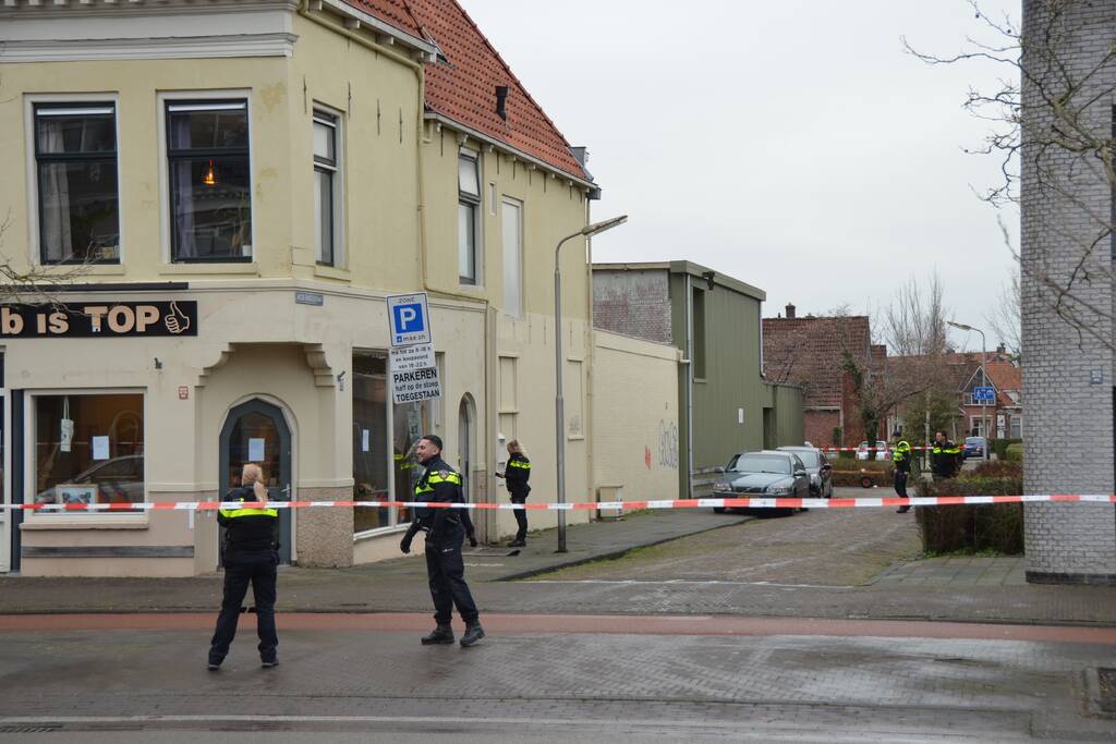 Straat afgezet en grote politie-inzet voor verward persoon