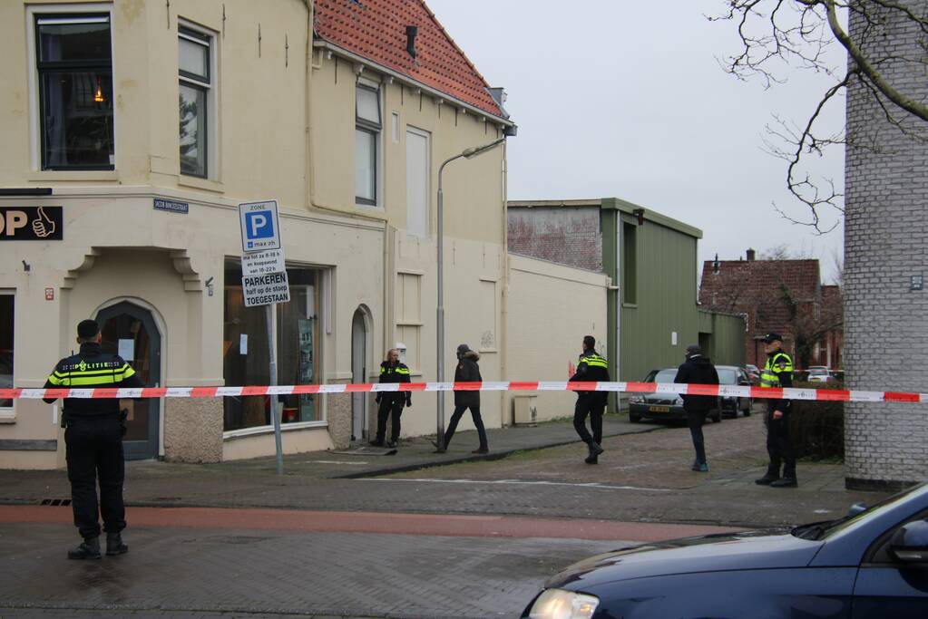 Straat afgezet en grote politie-inzet voor verward persoon