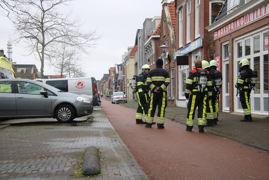 Straat afgezet en grote politie-inzet voor verward persoon