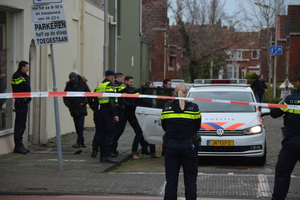 Straat afgezet en grote politie-inzet voor verward persoon
