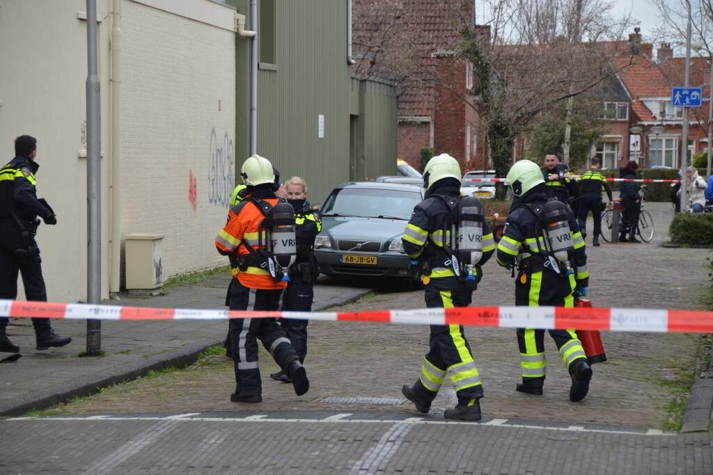 Straat afgezet en grote politie-inzet voor verward persoon
