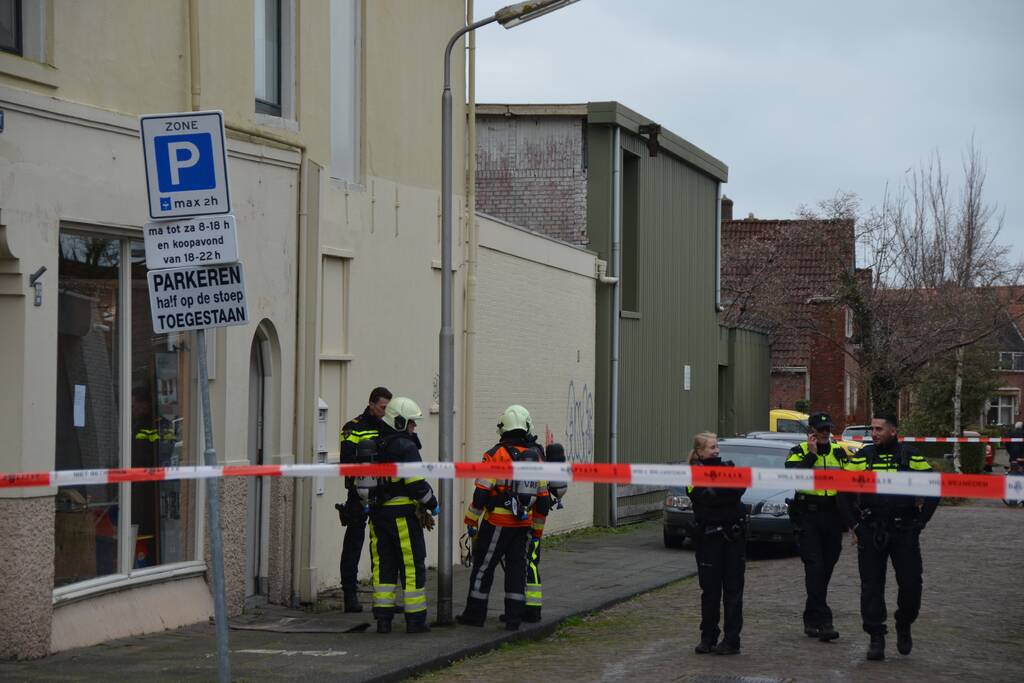 Straat afgezet en grote politie-inzet voor verward persoon