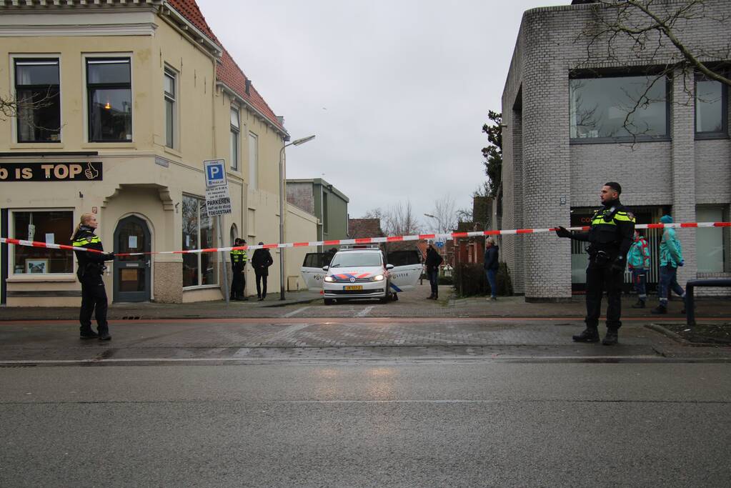 Straat afgezet en grote politie-inzet voor verward persoon
