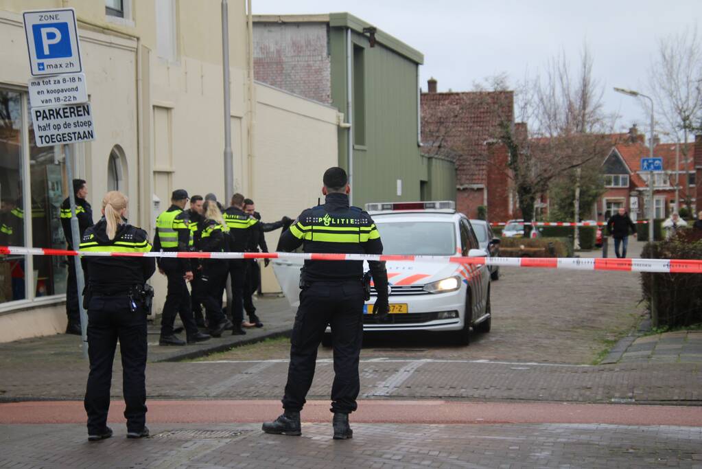 Straat afgezet en grote politie-inzet voor verward persoon