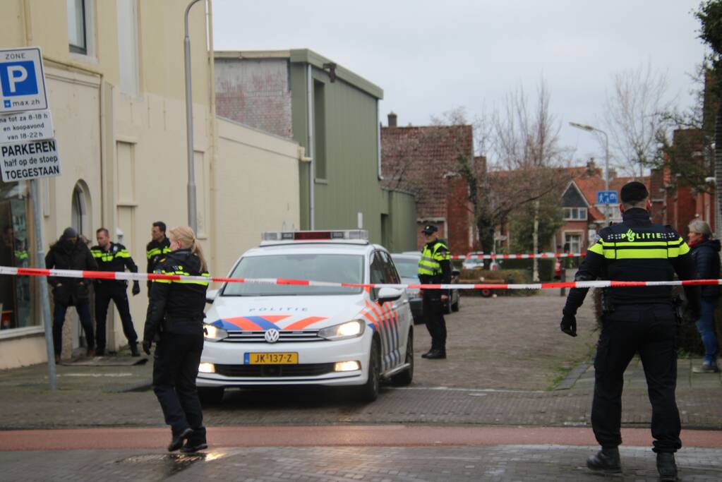 Straat afgezet en grote politie-inzet voor verward persoon