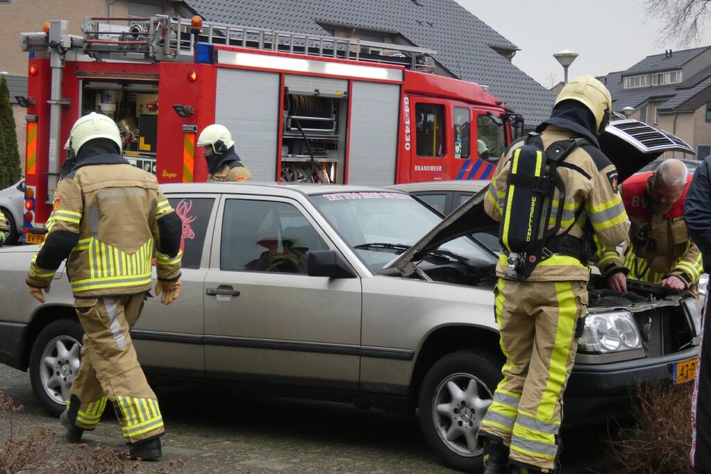 Brandweer controleert auto vanwege mogelijke brand