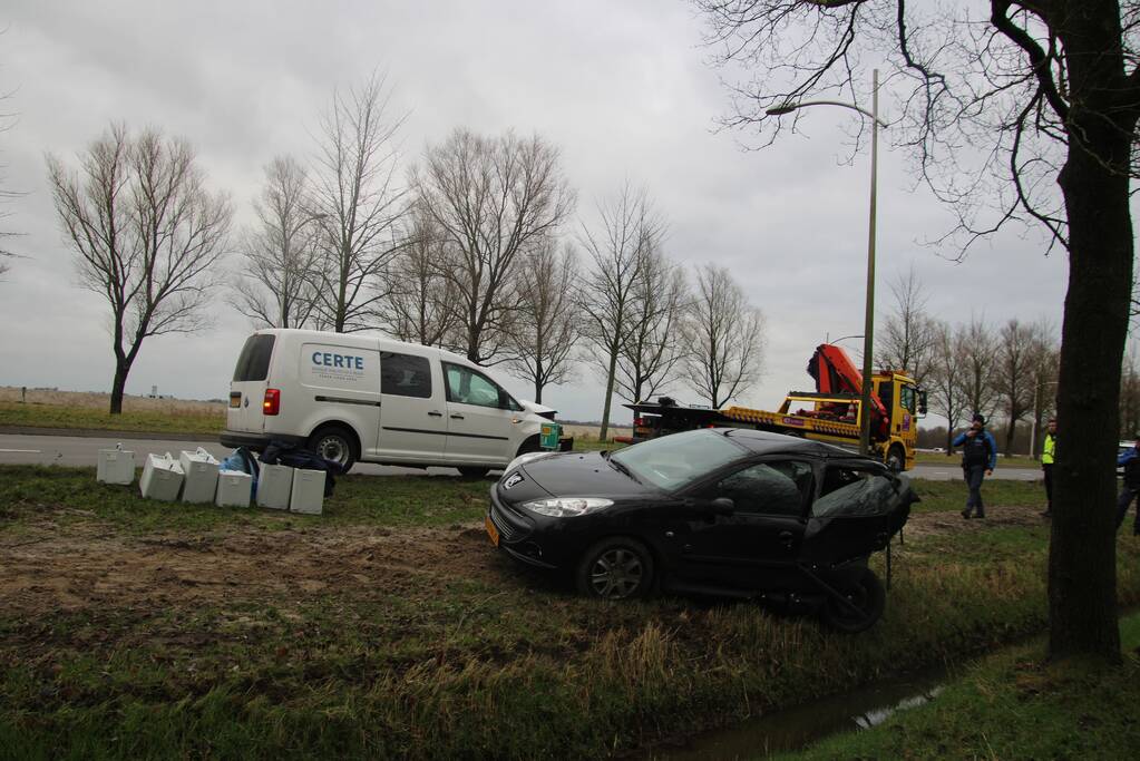 Bestelbus botst op auto met pech