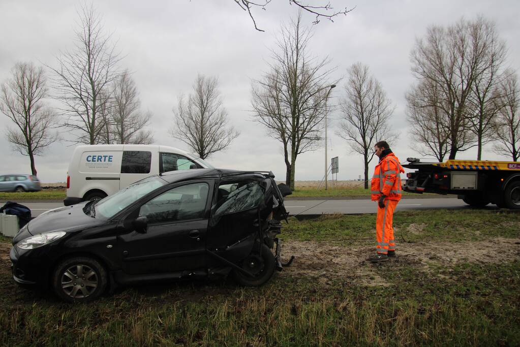 Bestelbus botst op auto met pech