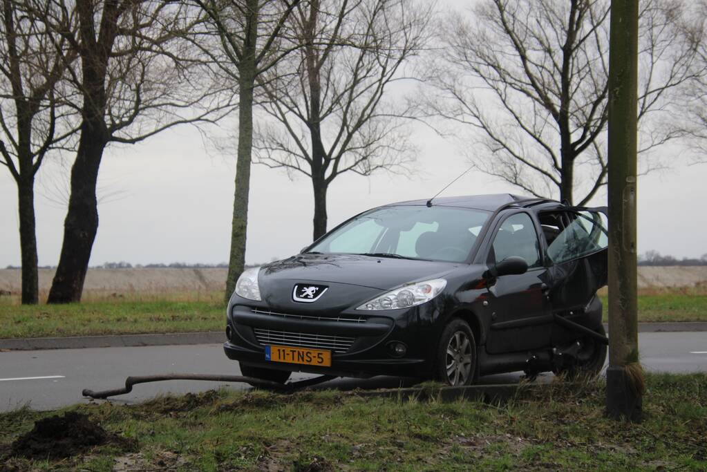Bestelbus botst op auto met pech