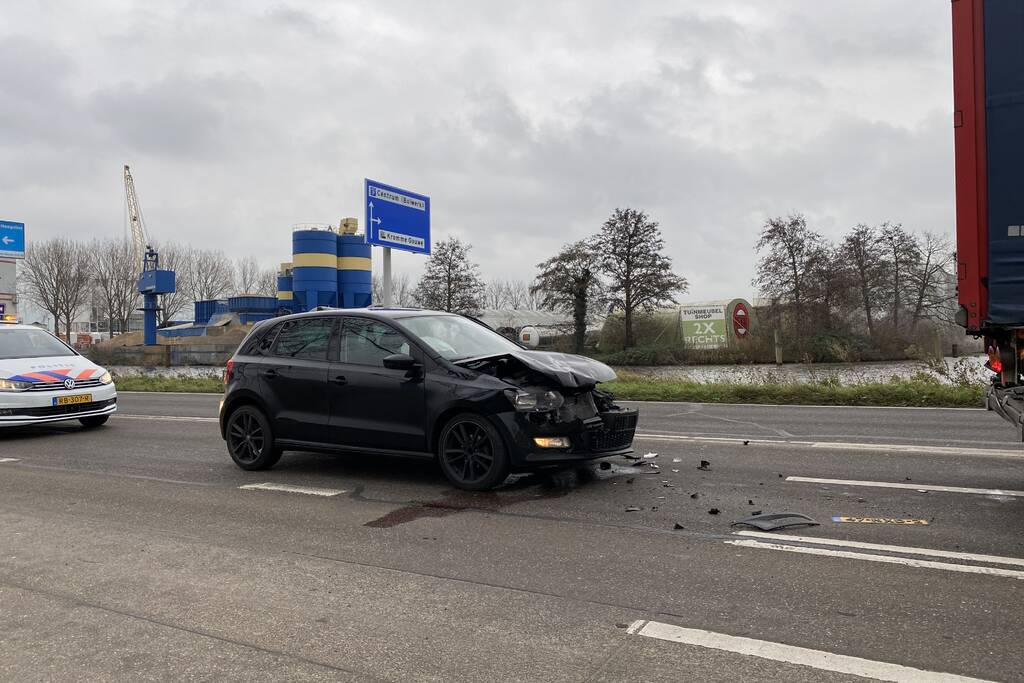 Personenauto botst achterop vrachtwagen