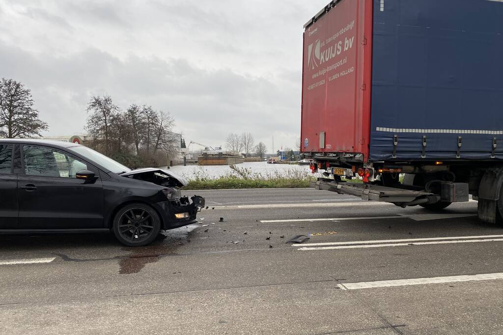 Personenauto botst achterop vrachtwagen