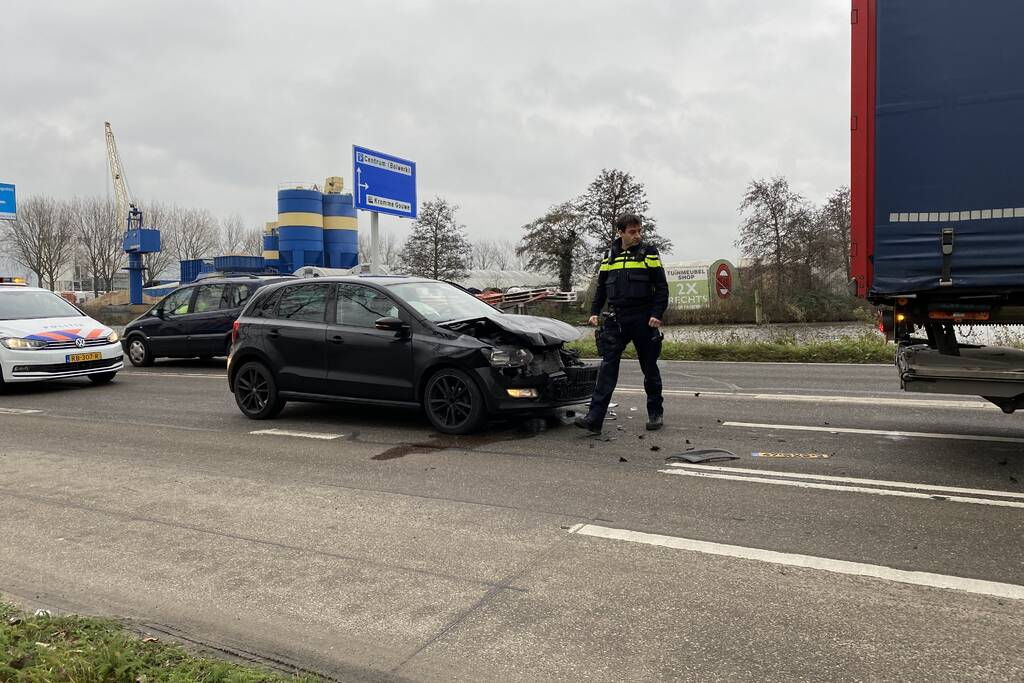 Personenauto botst achterop vrachtwagen