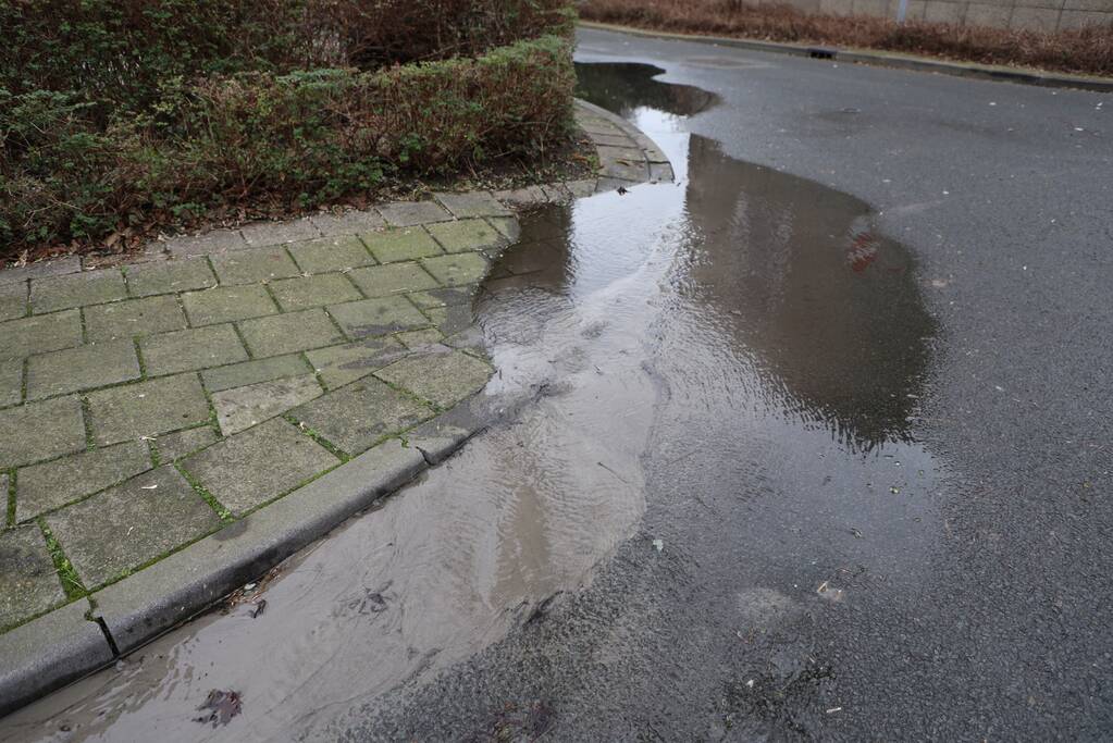 Stoep verzakt langzaam door waterlekkage