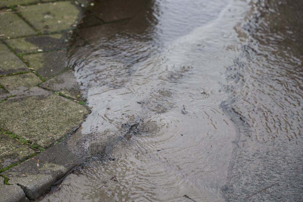 Stoep verzakt langzaam door waterlekkage