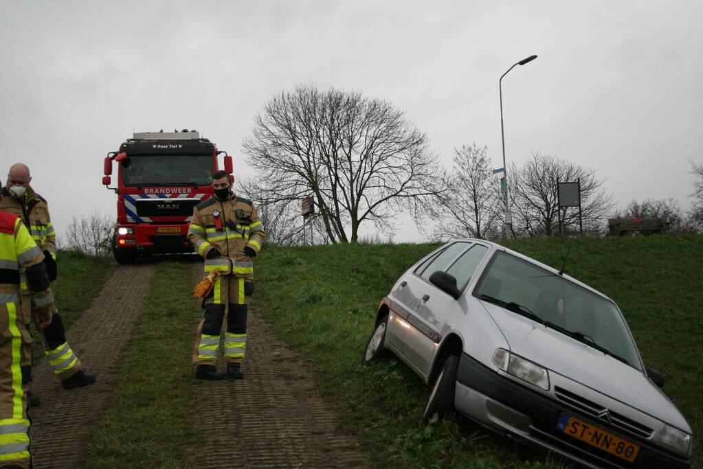 Brandweer doet onderzoek naar scheefstaande auto